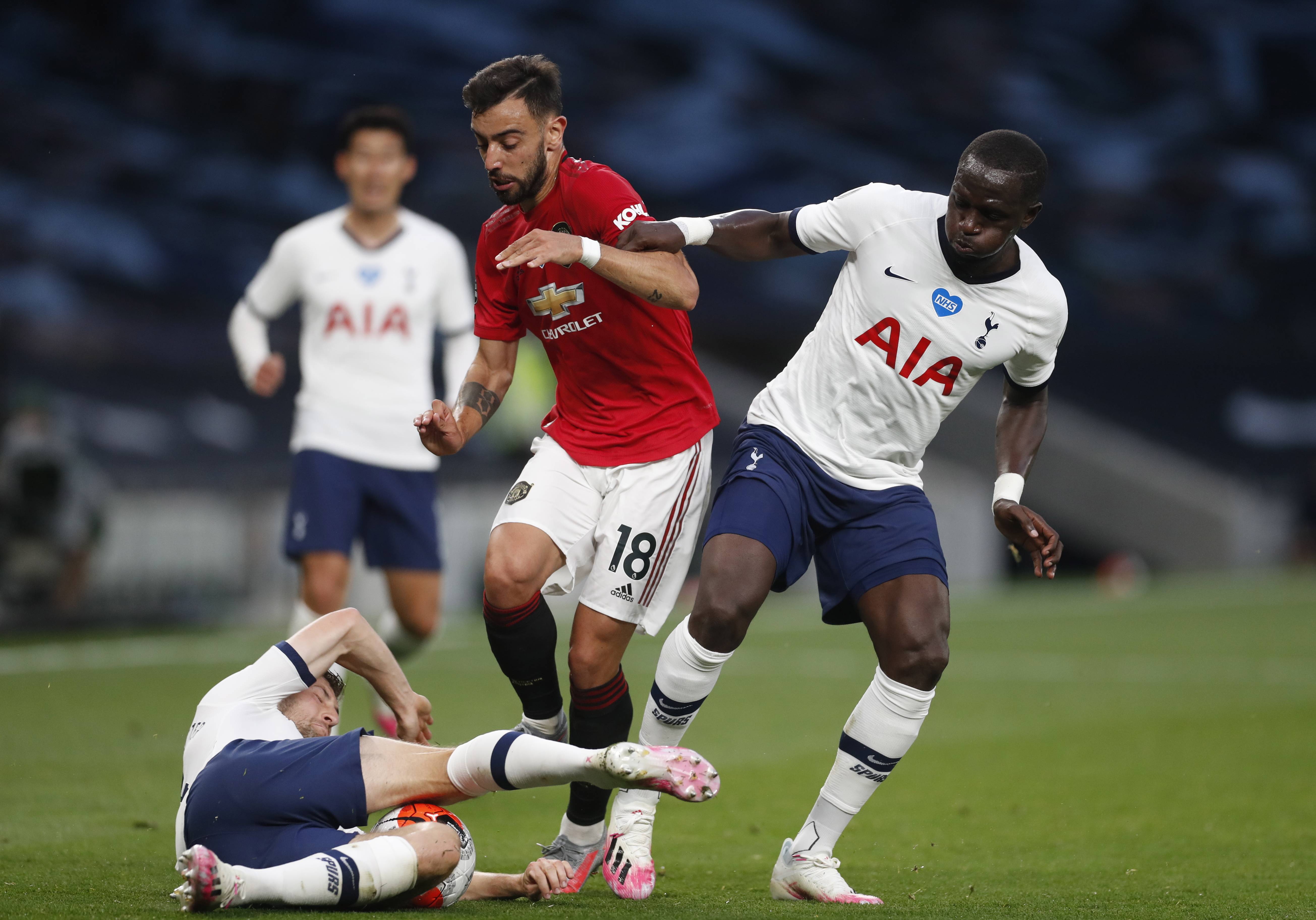 英国国王参观巴黎训练 与纳赛尔见面获赠巴黎球衣.